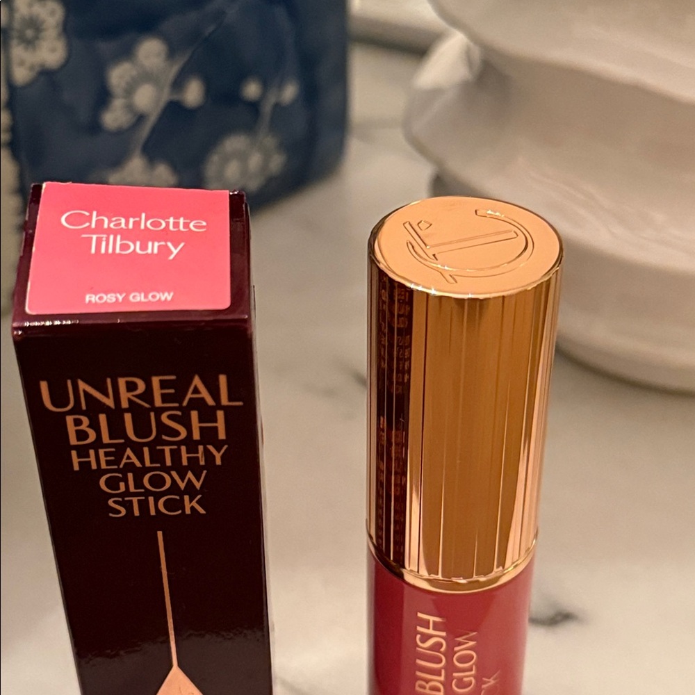 Charlotte Tilbury
Lip + Cheek Glow Blush Stick Hyaluronic Acid in Rosy Glow - Picture 5 of 6